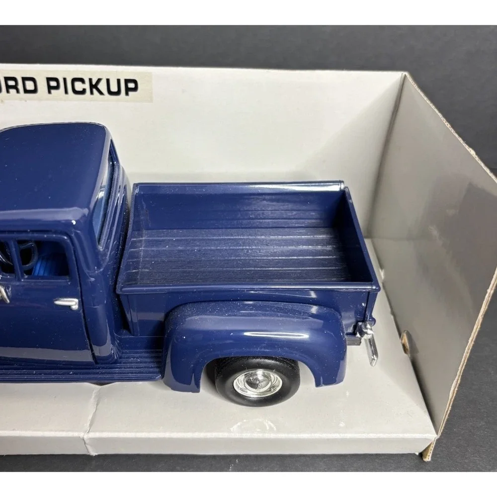 Motor Max 1956 Ford Pickup Diecast Model Truck Toys 1:24 Scale